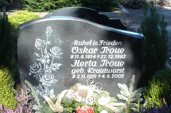 Grabstein Friedhof Leeste TROUE Oskar + KRAUTWURST Herta 1001.jpg